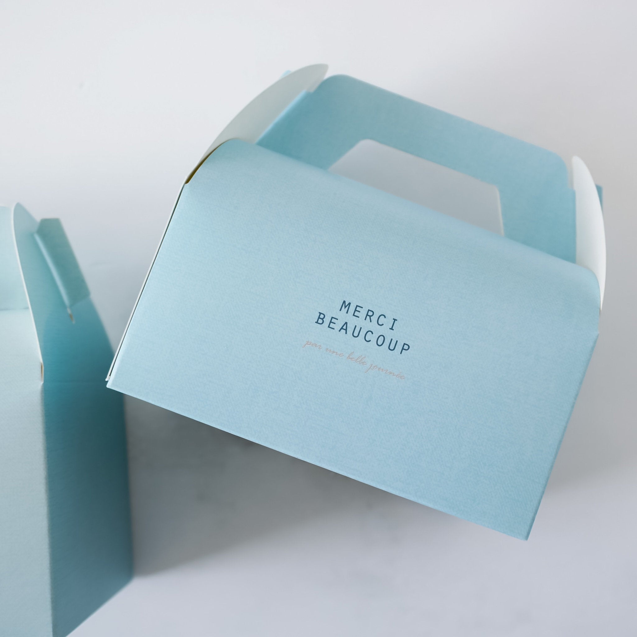 bakery box with handle in sky blue