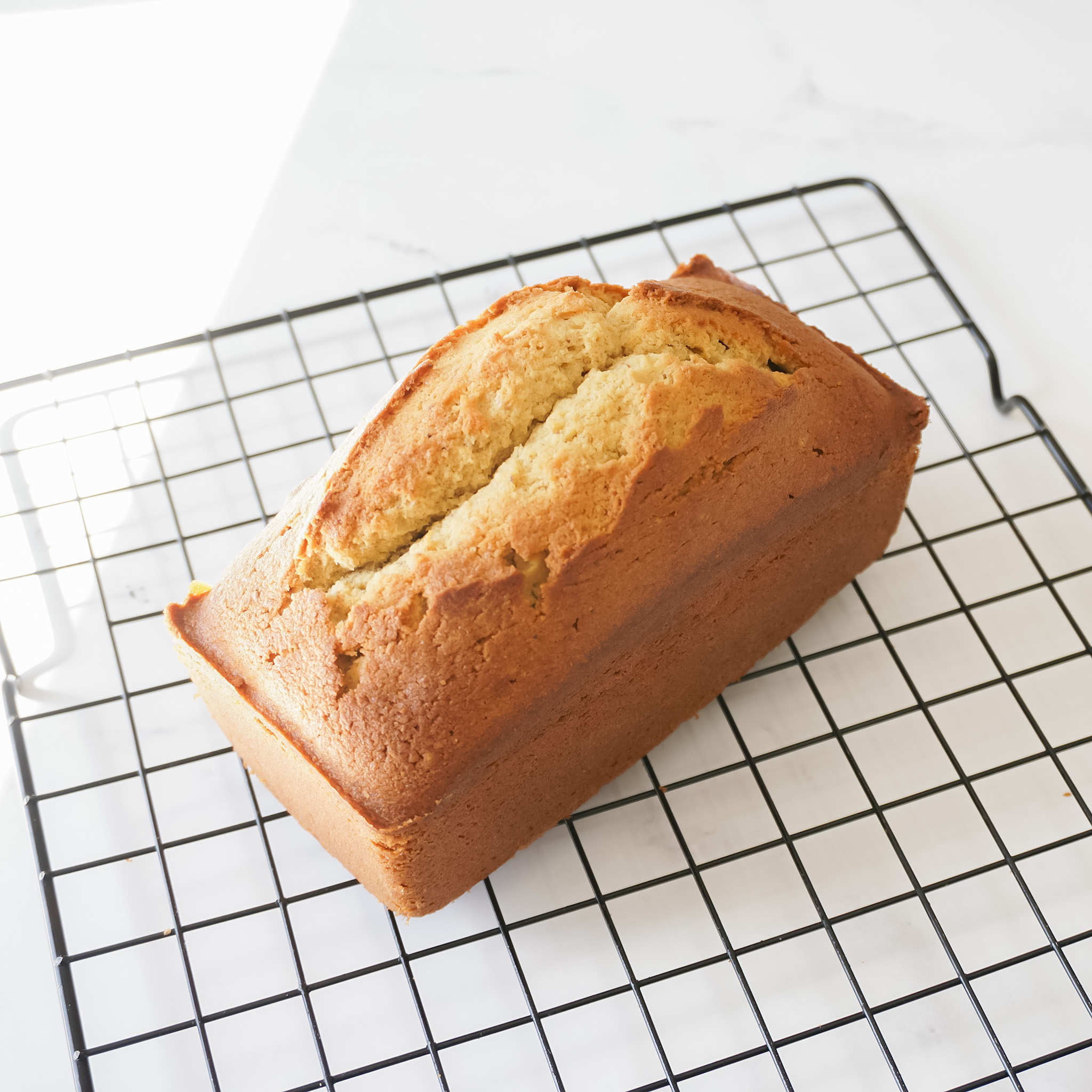 pound cake, cooling rack