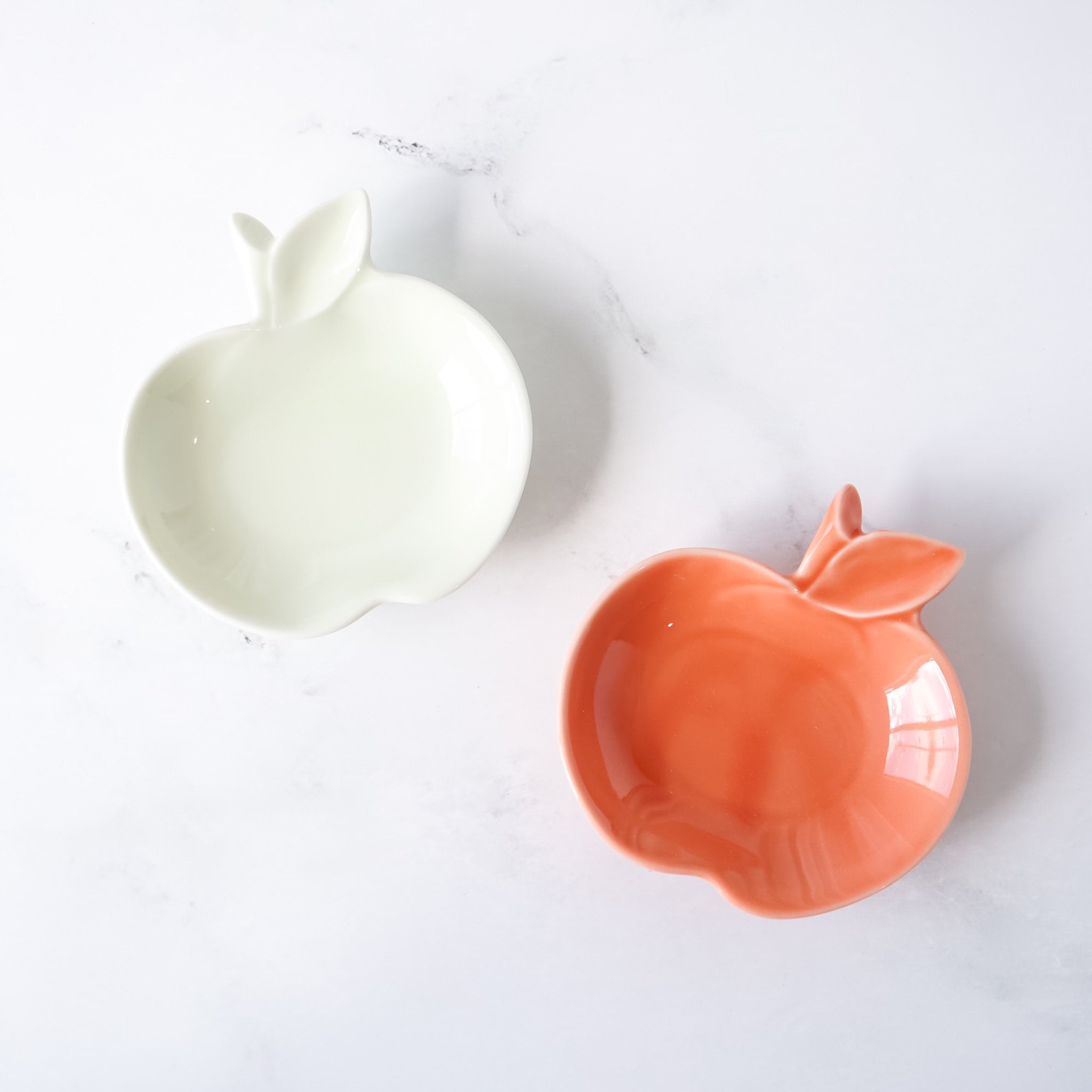 small apple dessert plates in coral, pale green