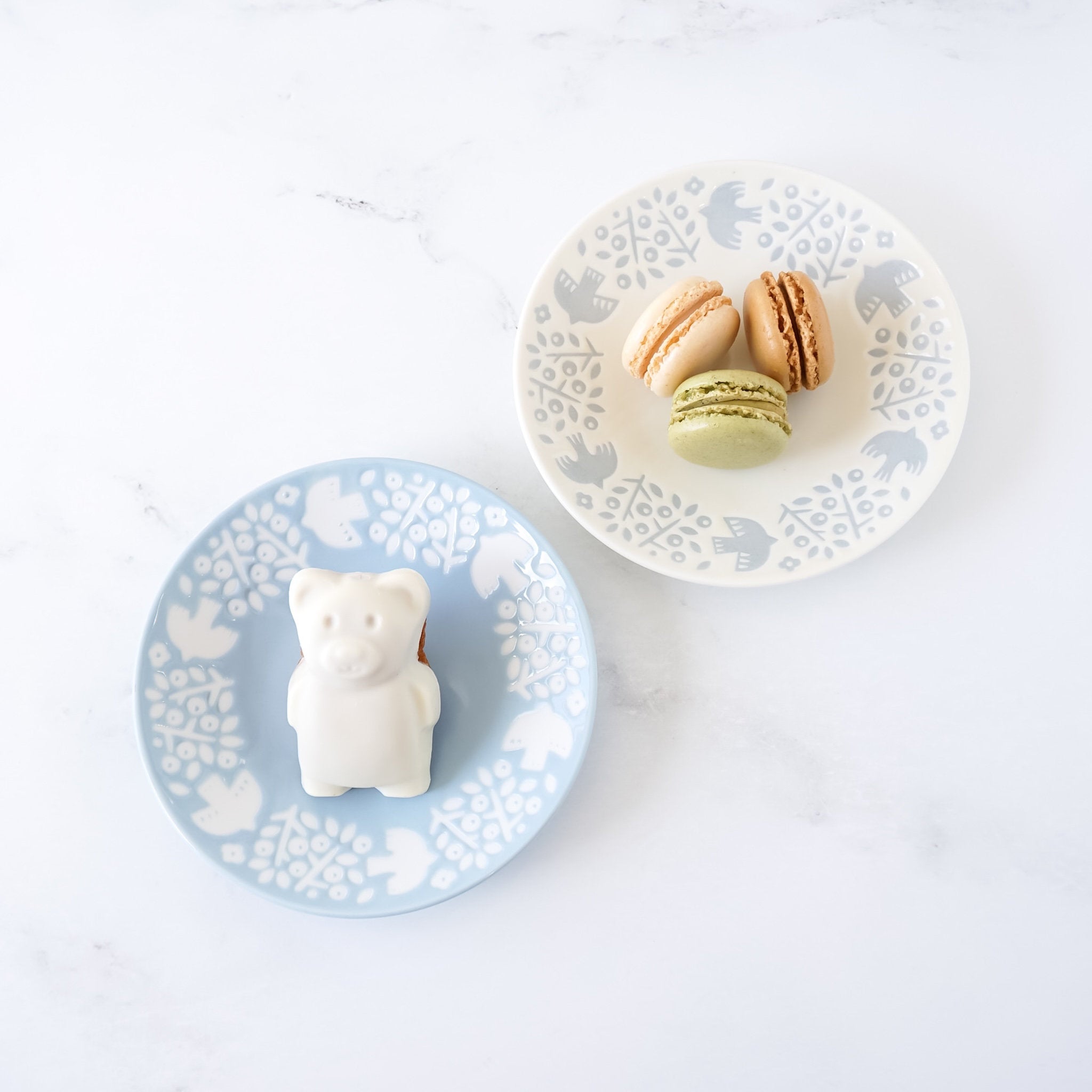 small side plates in white, powder blue
