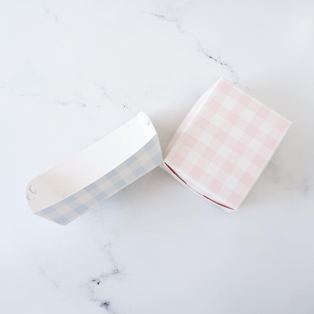 gingham paper food trays in blue and pink