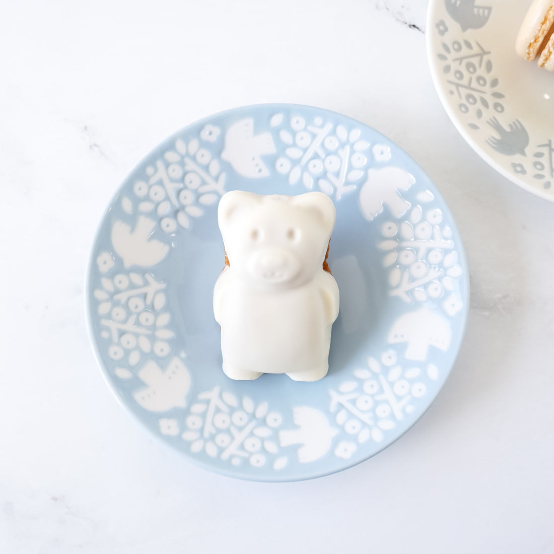 small cake plates with birds and plants motif